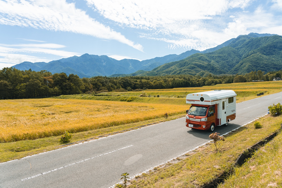 思わず「かわいい！」と気分が上がるおしゃれなキャンピングカーで女子旅に出かけよう。
